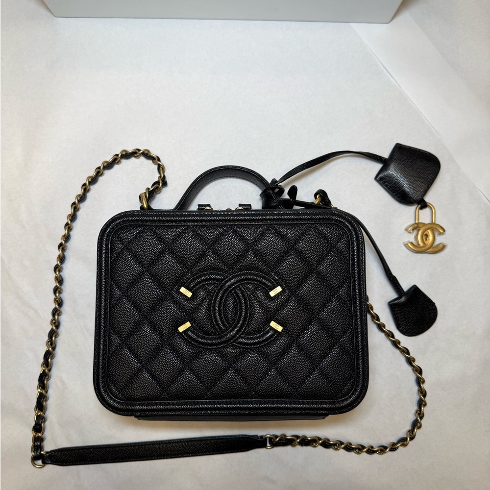 Chanel CC Vanity Case BlackCrossbody Bag with Gold Accents - Picture 4 of 16